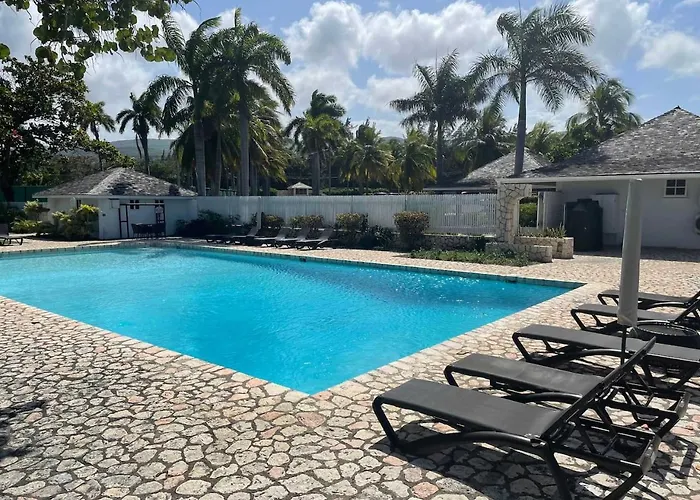 Hospitality Expert Half Hill 1br Pool Apartment